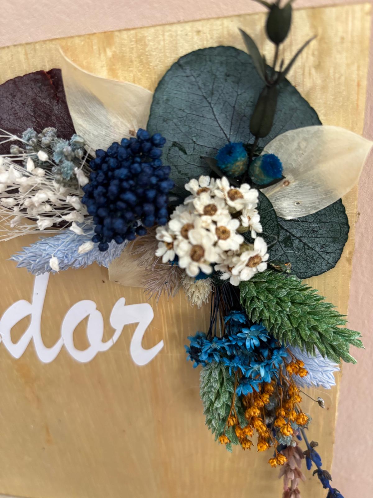 Letrero con Nombre y flor