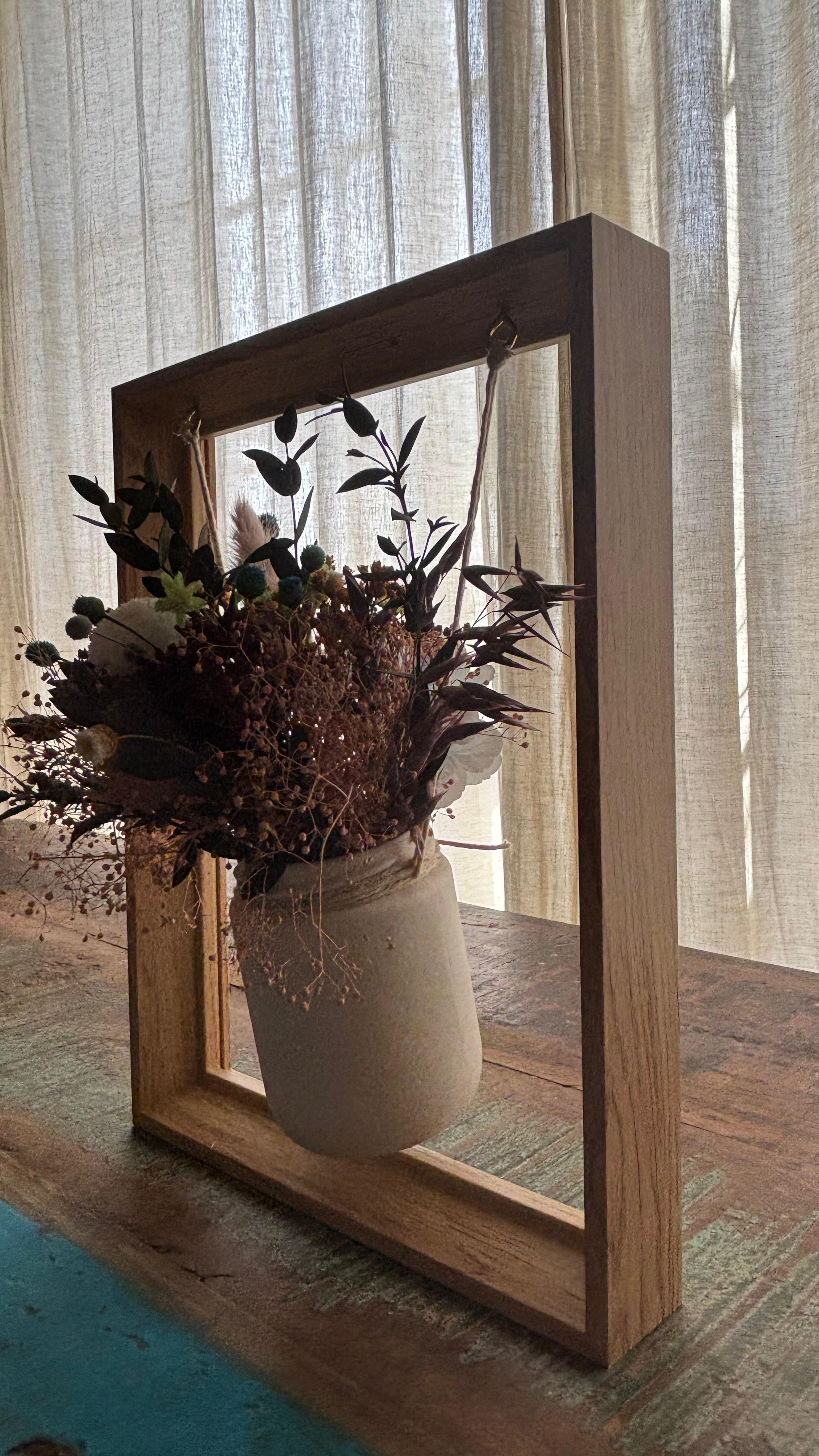 Centro colgante en marco de madera