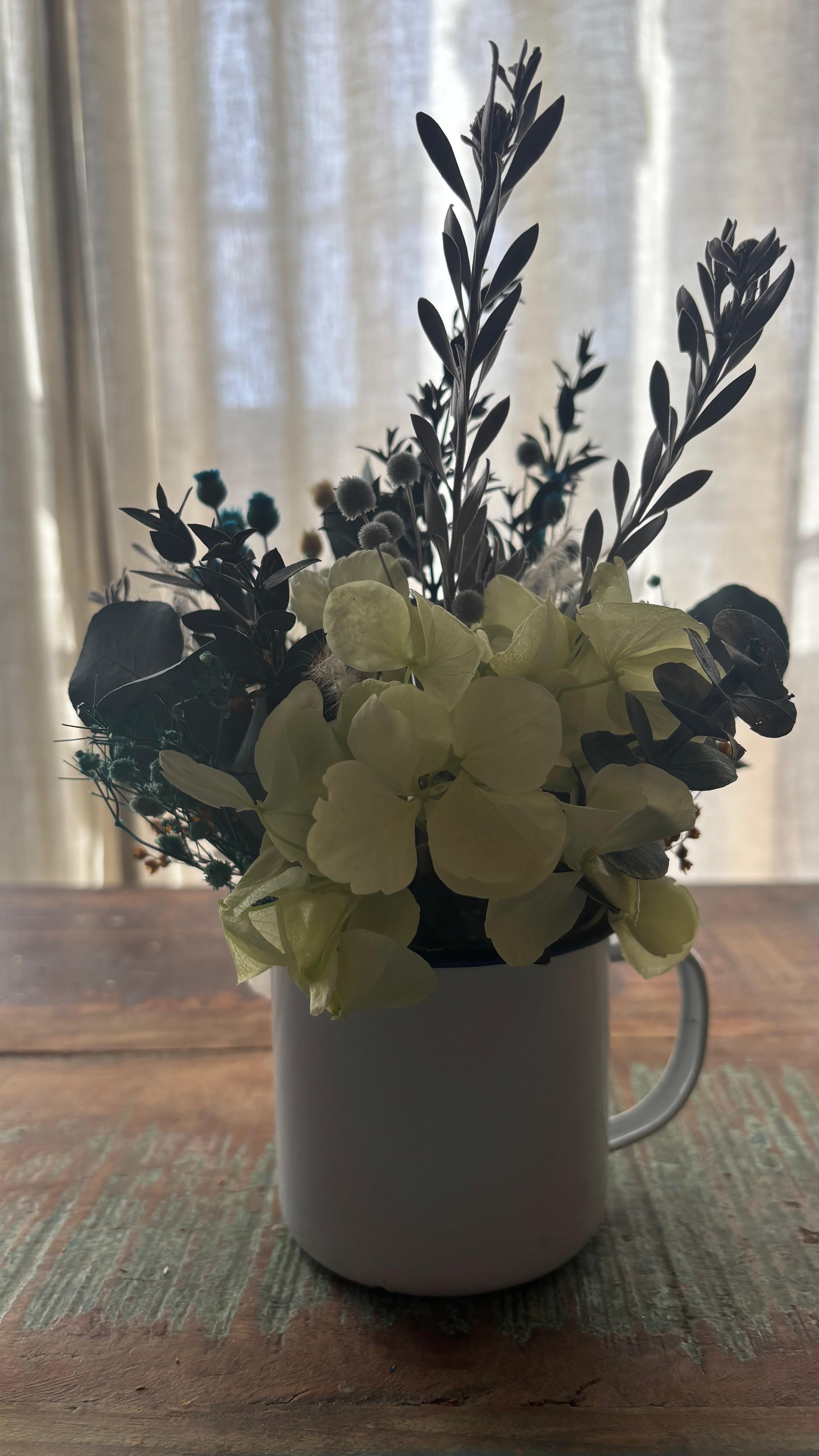 Centro floral en taza decorada