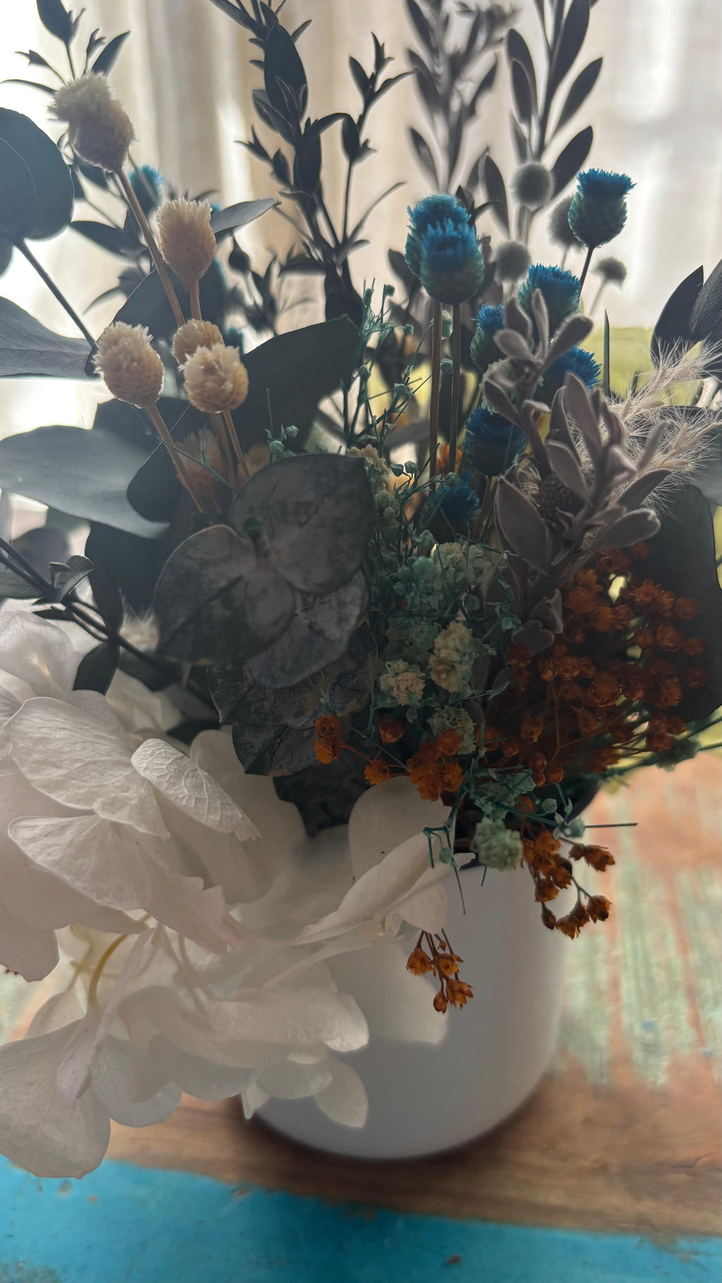 Centro floral en taza decorada