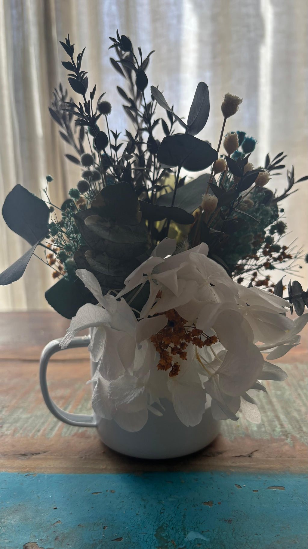 Centro floral en taza decorada