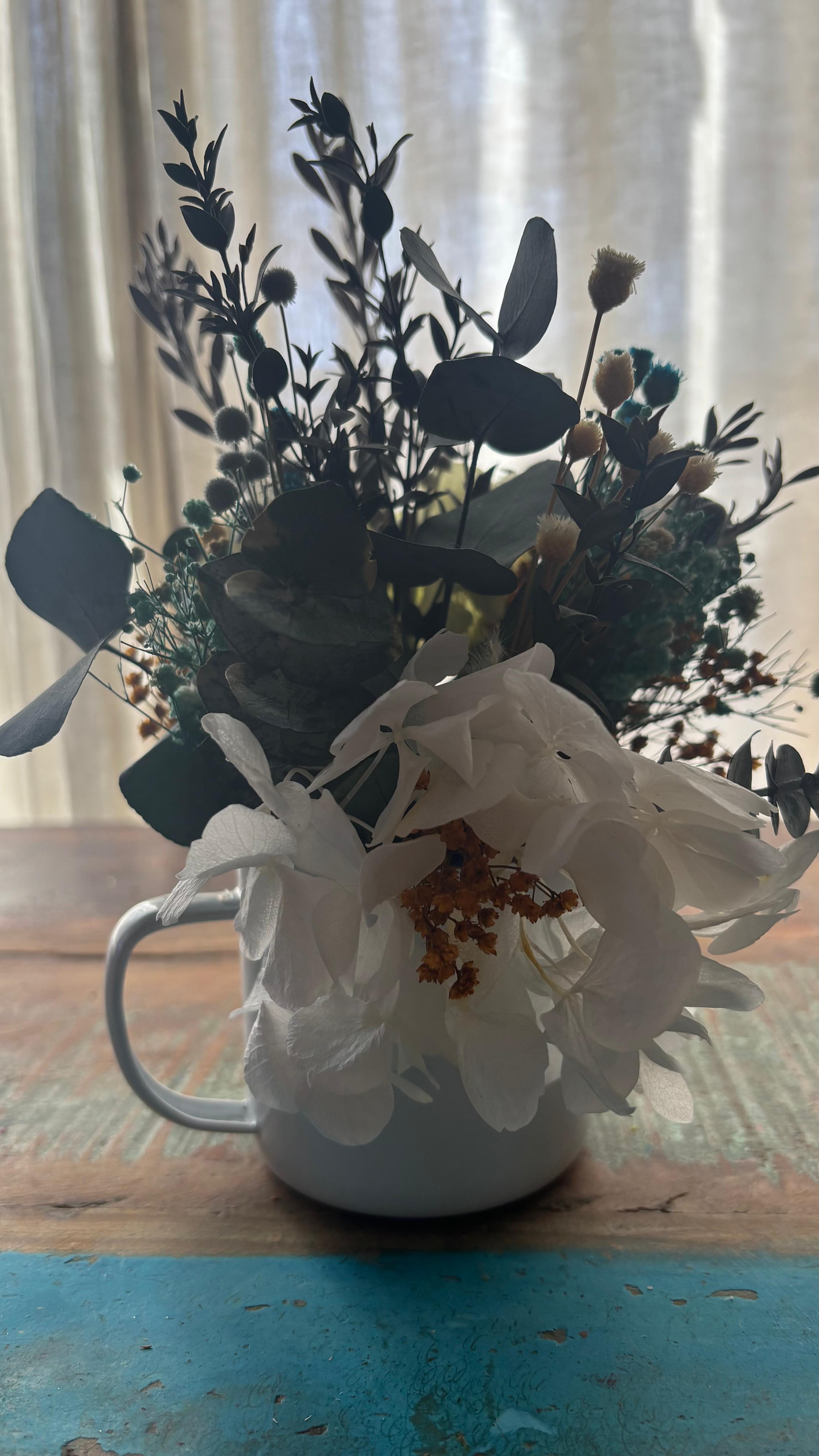 Centro floral en taza decorada