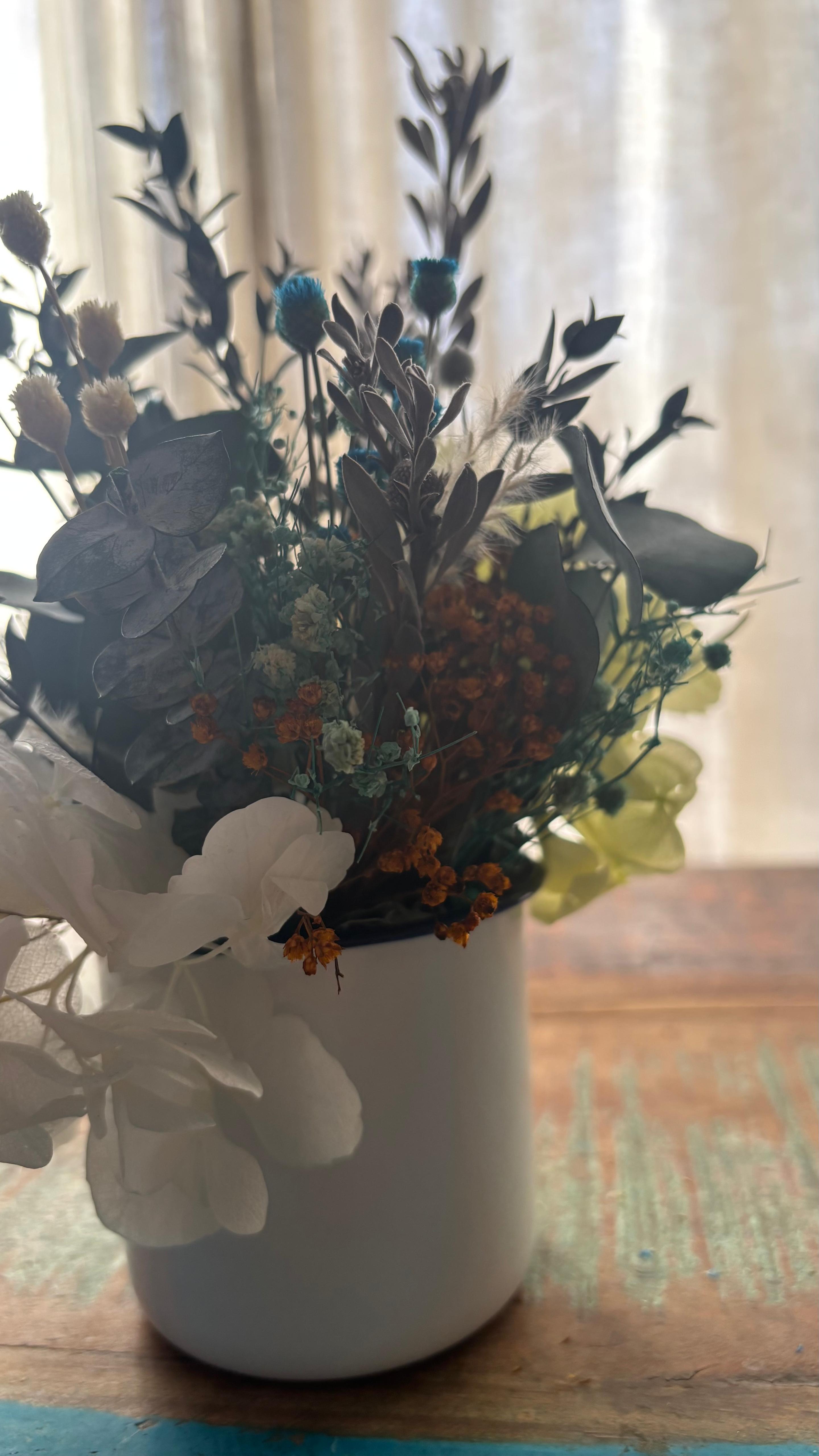 Centro floral en taza decorada