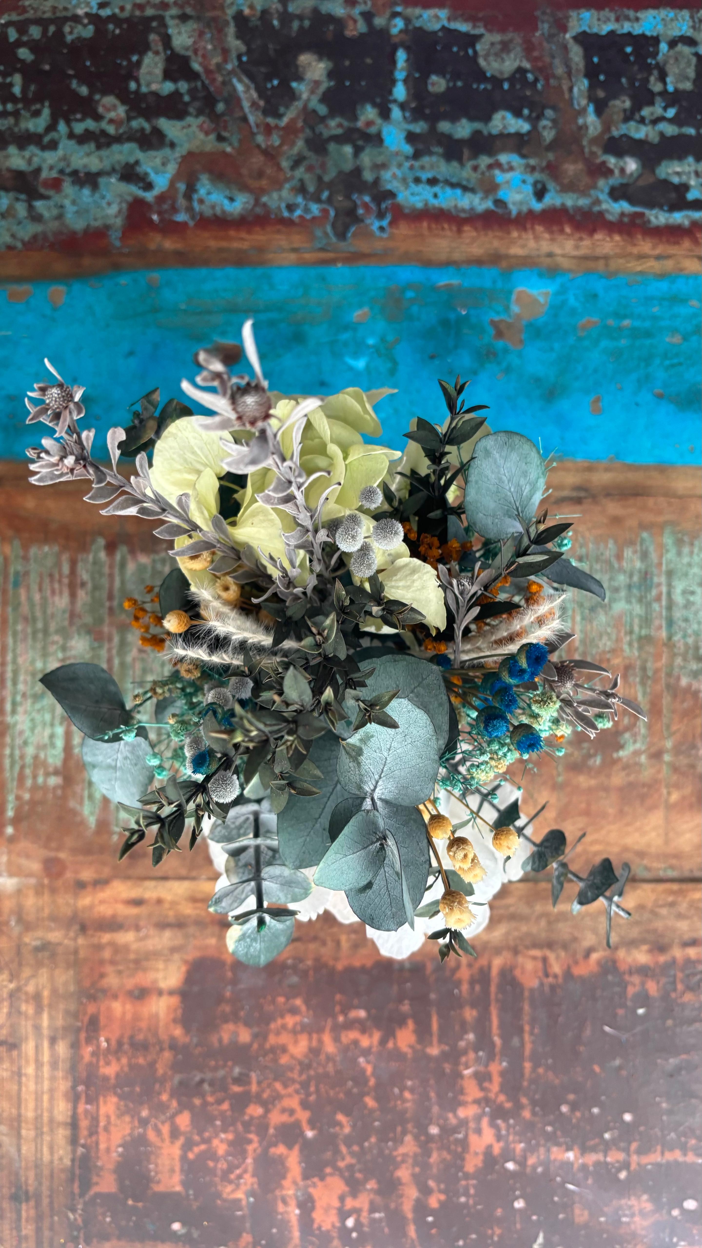 Centro floral en taza decorada