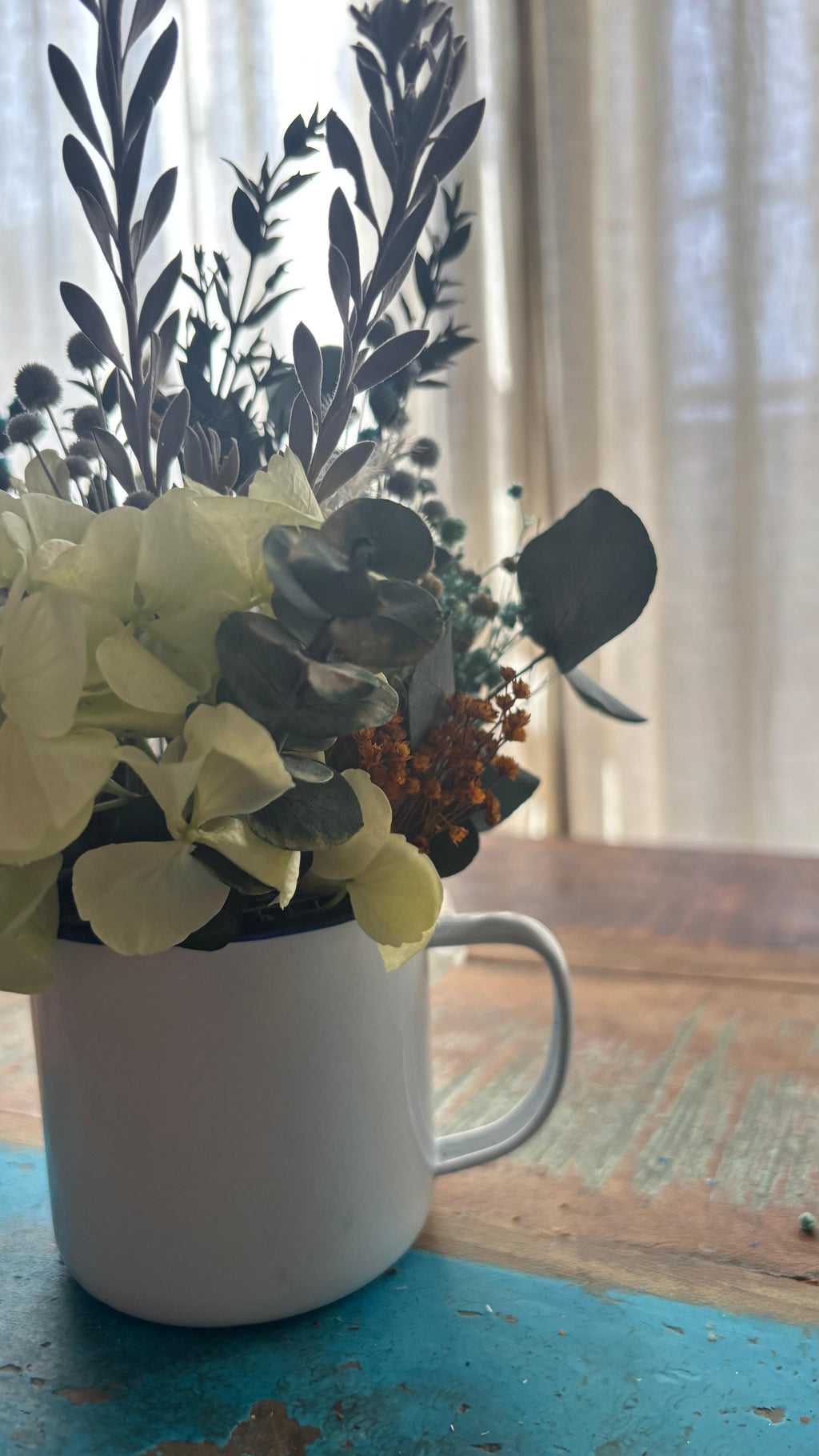 Centro floral en taza decorada