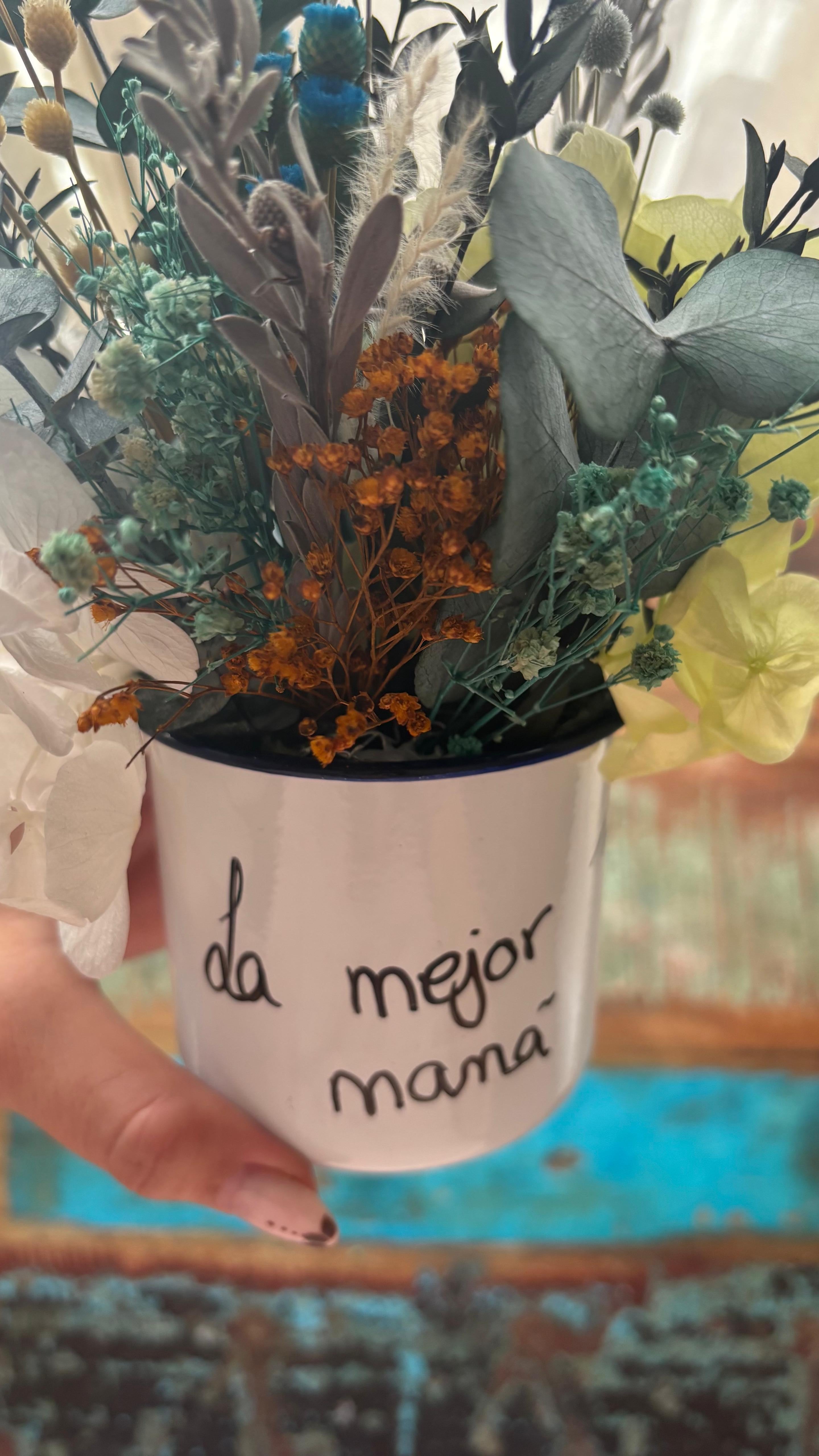 Centro floral en taza decorada