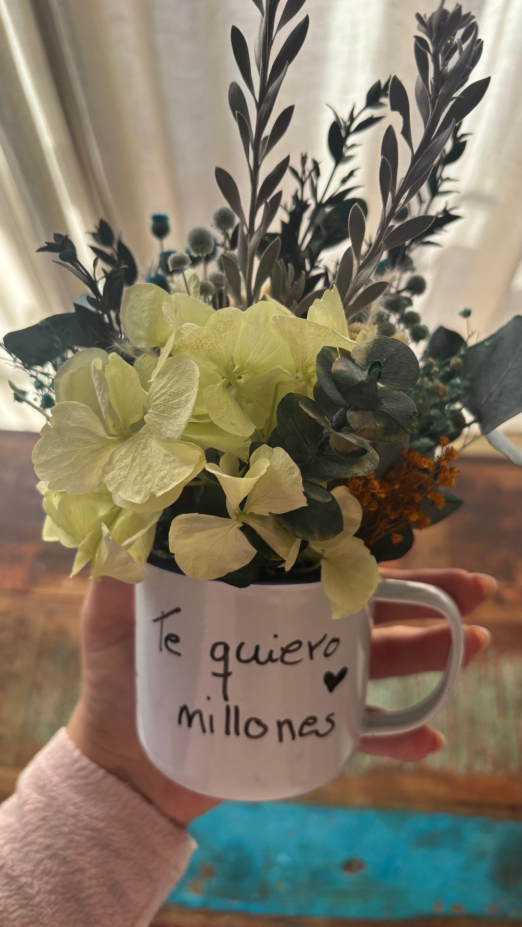 Centro floral en taza decorada