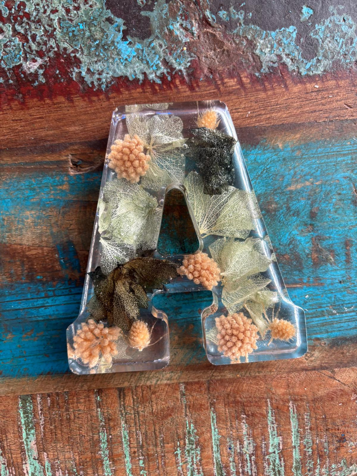 Letra en Resina y Pétalos de flor