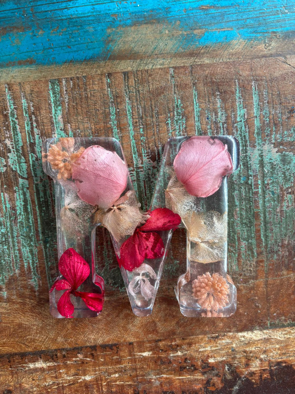 Letra en Resina y Pétalos de flor