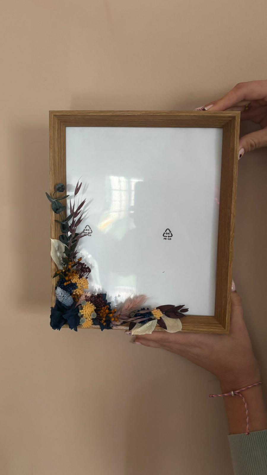 Marco de madera con decoración floral a doble cara