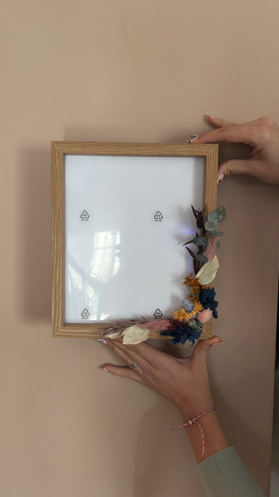 Marco de madera con decoración floral a doble cara